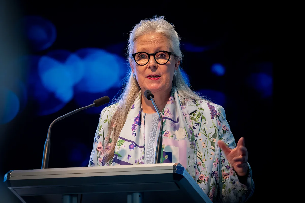 Karin Lenzlinger sprach auch über Kooperationen: «Wir sind etwas zu klein, um alles selbst zu machen.» Eine ältere Frau steht vor einem Rednerpult.